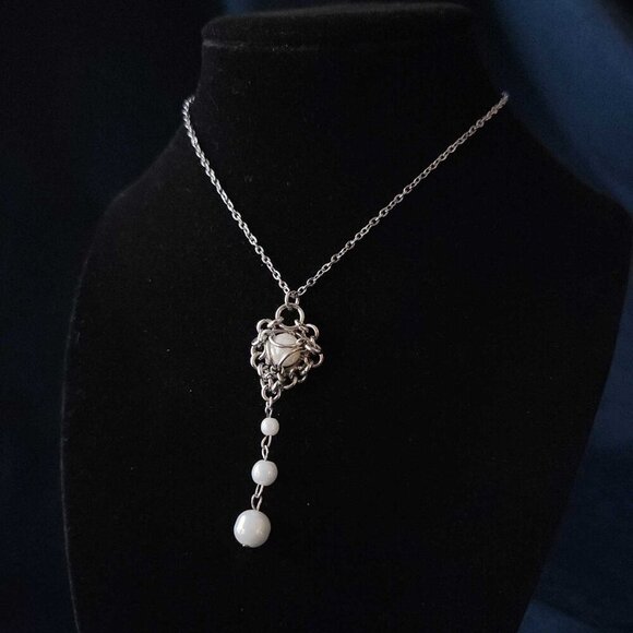 Gothic white pearl rosary necklace with a small silver chain - Picture 12 of 12